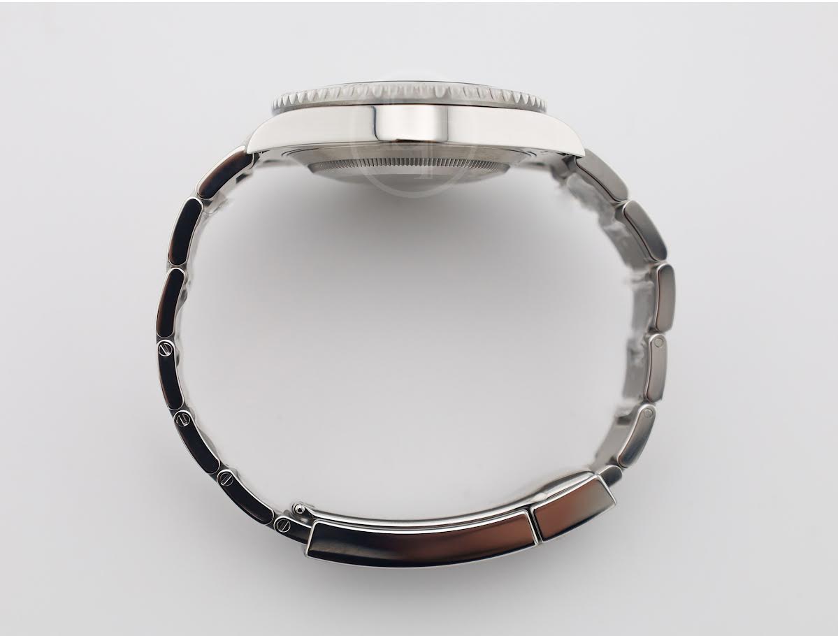 Rolex Submariner Date "Hulk" Stainless Steel Green Dial & Ceramic Bezel Oyster Bracelet 116610LV