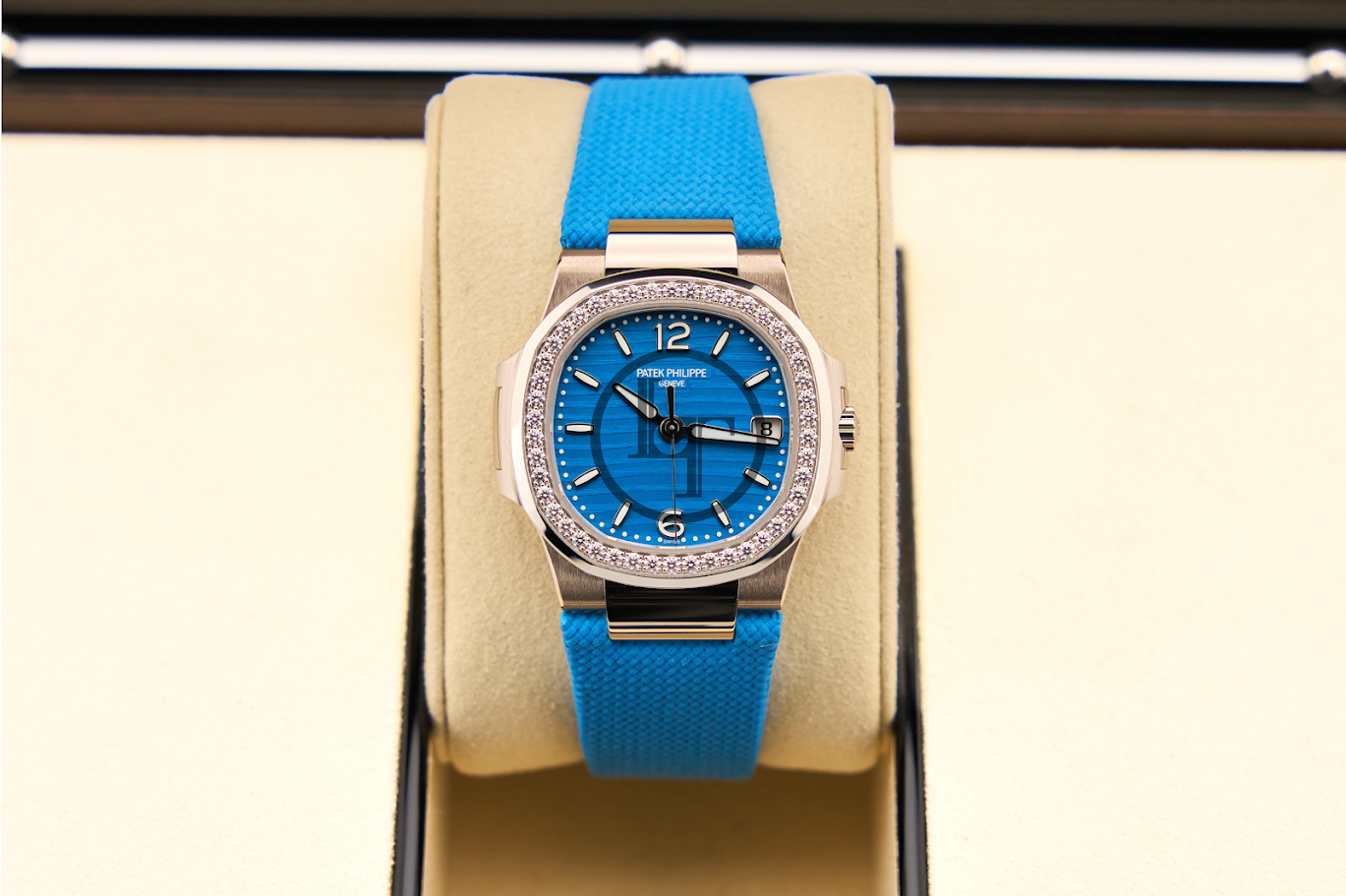 Patek Philippe Nautilus White Gold, Blue Wave Dial, 32mm - 7010G-013-001 - 2025