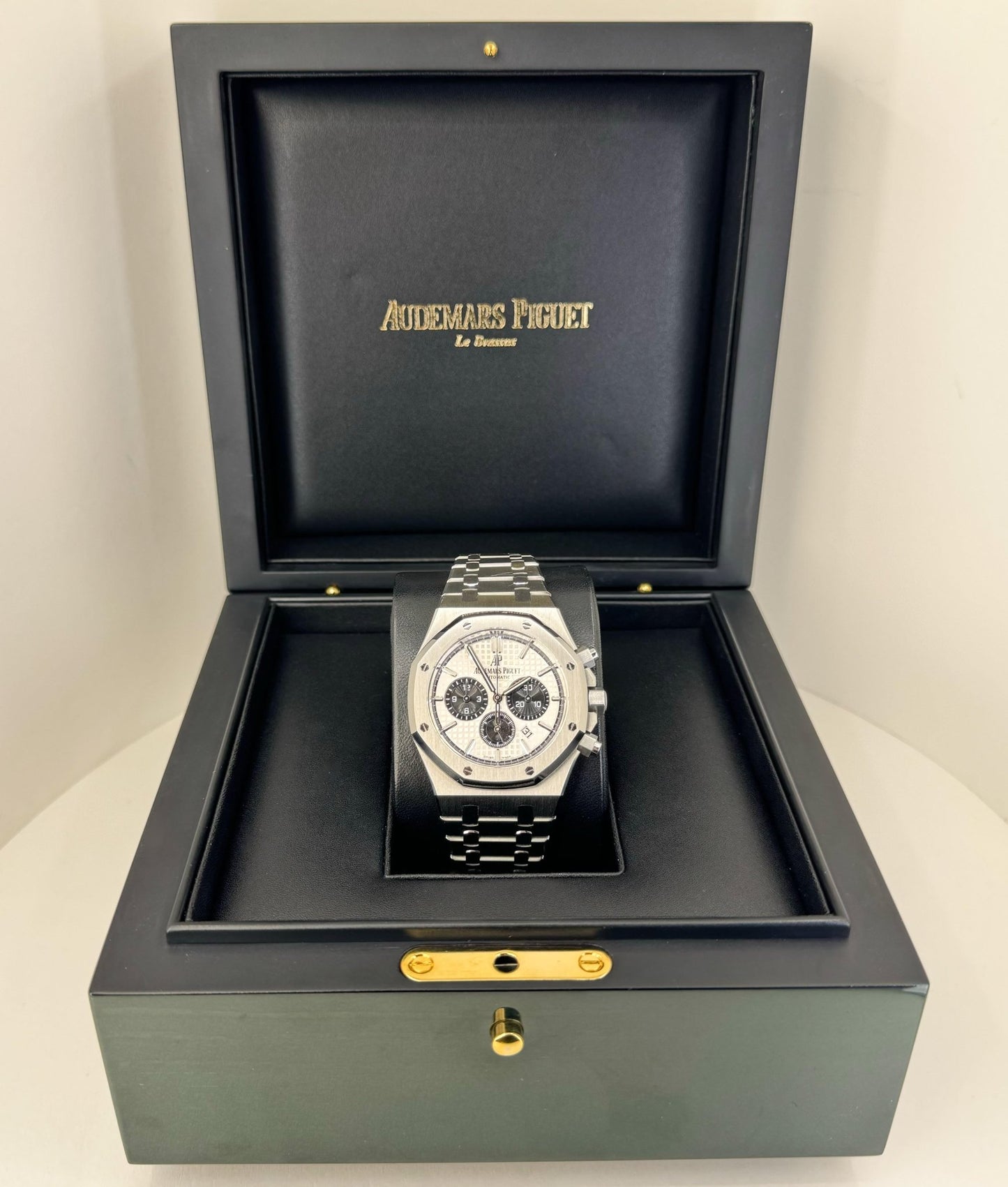 Audemars Piguet Royal Oak Chronograph Watch-Silver Dial 41mm-26331ST.OO.1220ST.03 - Luxury Time NYC