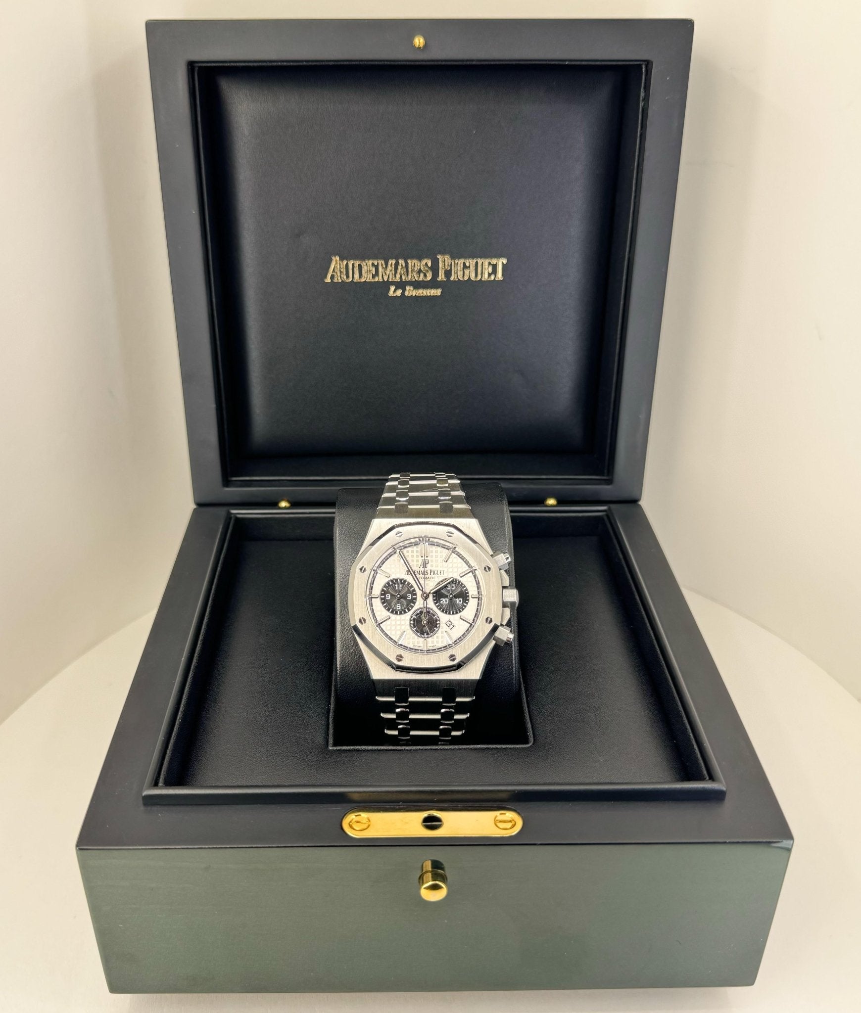 Audemars Piguet Royal Oak Chronograph Watch-Silver Dial 41mm-26331ST.OO.1220ST.03 - Luxury Time NYC