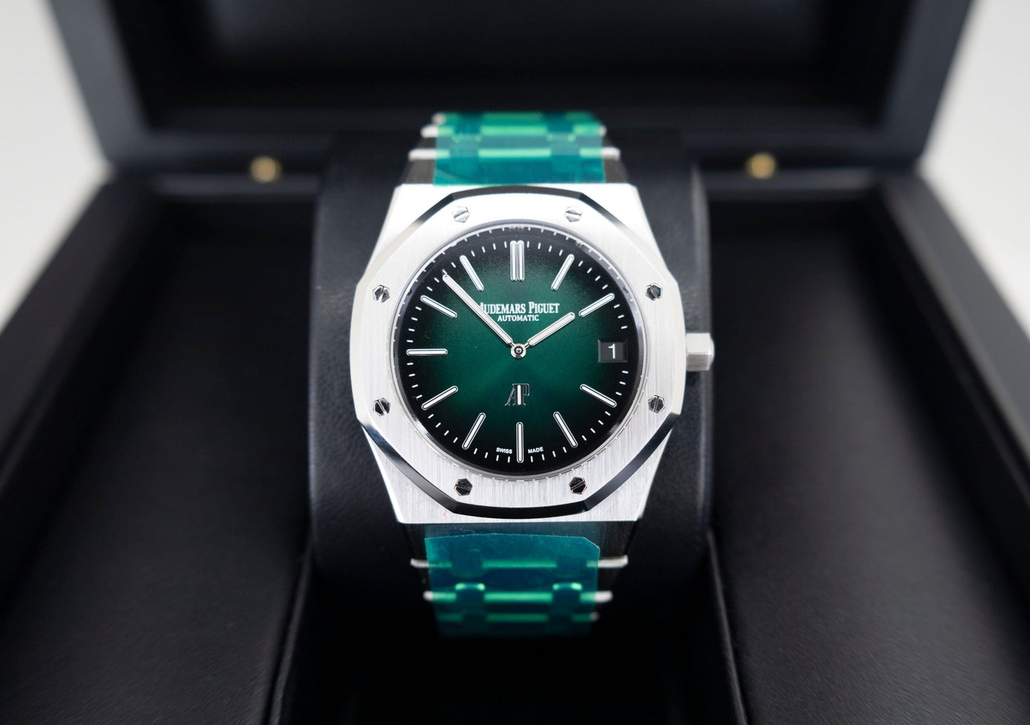 Audemars Piguet Royal Oak Jumbo Extra-Thin Platinum 39mm Green 16202PT.OO.1240PT.01 - Luxury Time NYC