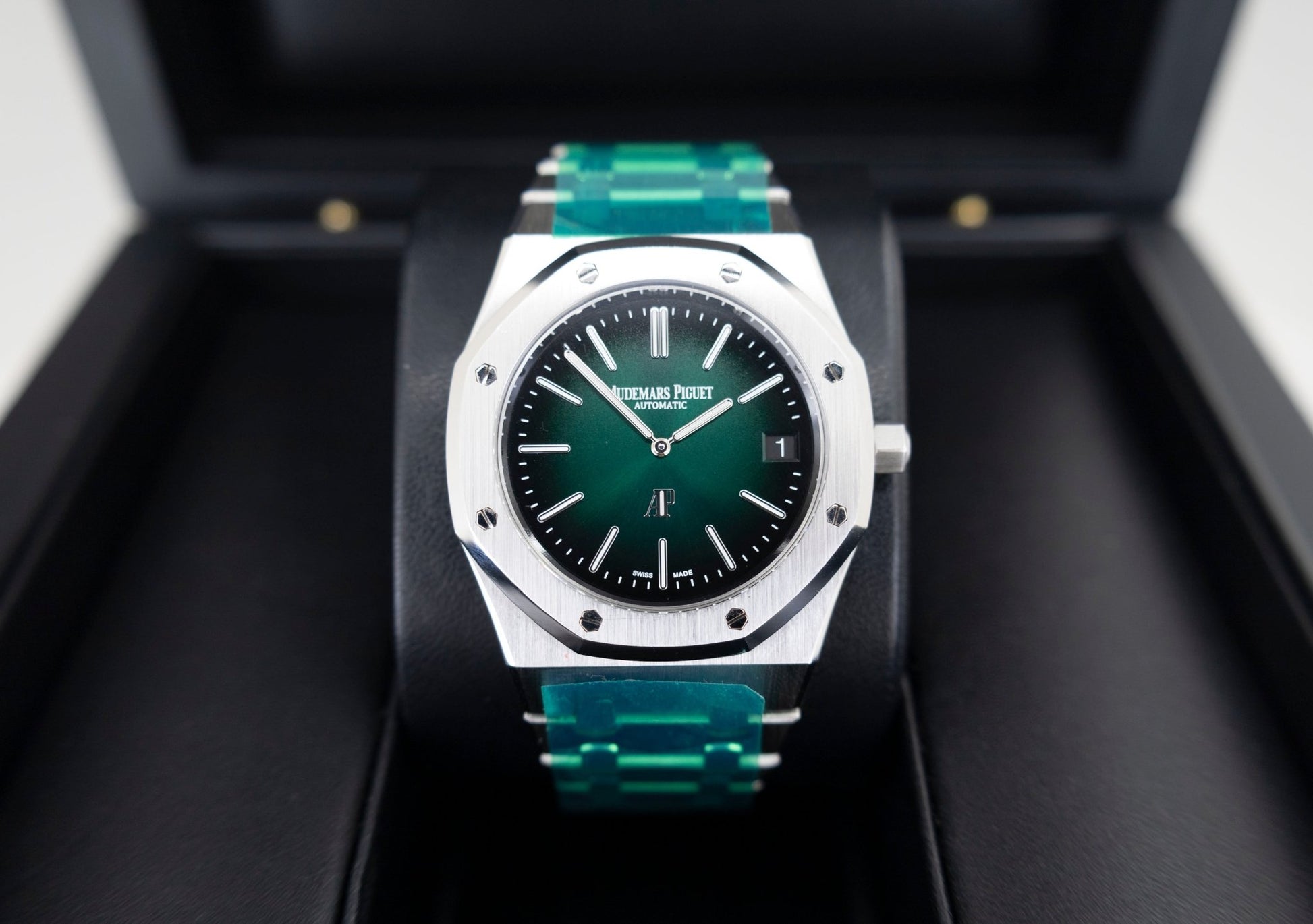 Audemars Piguet Royal Oak Jumbo Extra-Thin Platinum 39mm Green 16202PT.OO.1240PT.01 - Luxury Time NYC