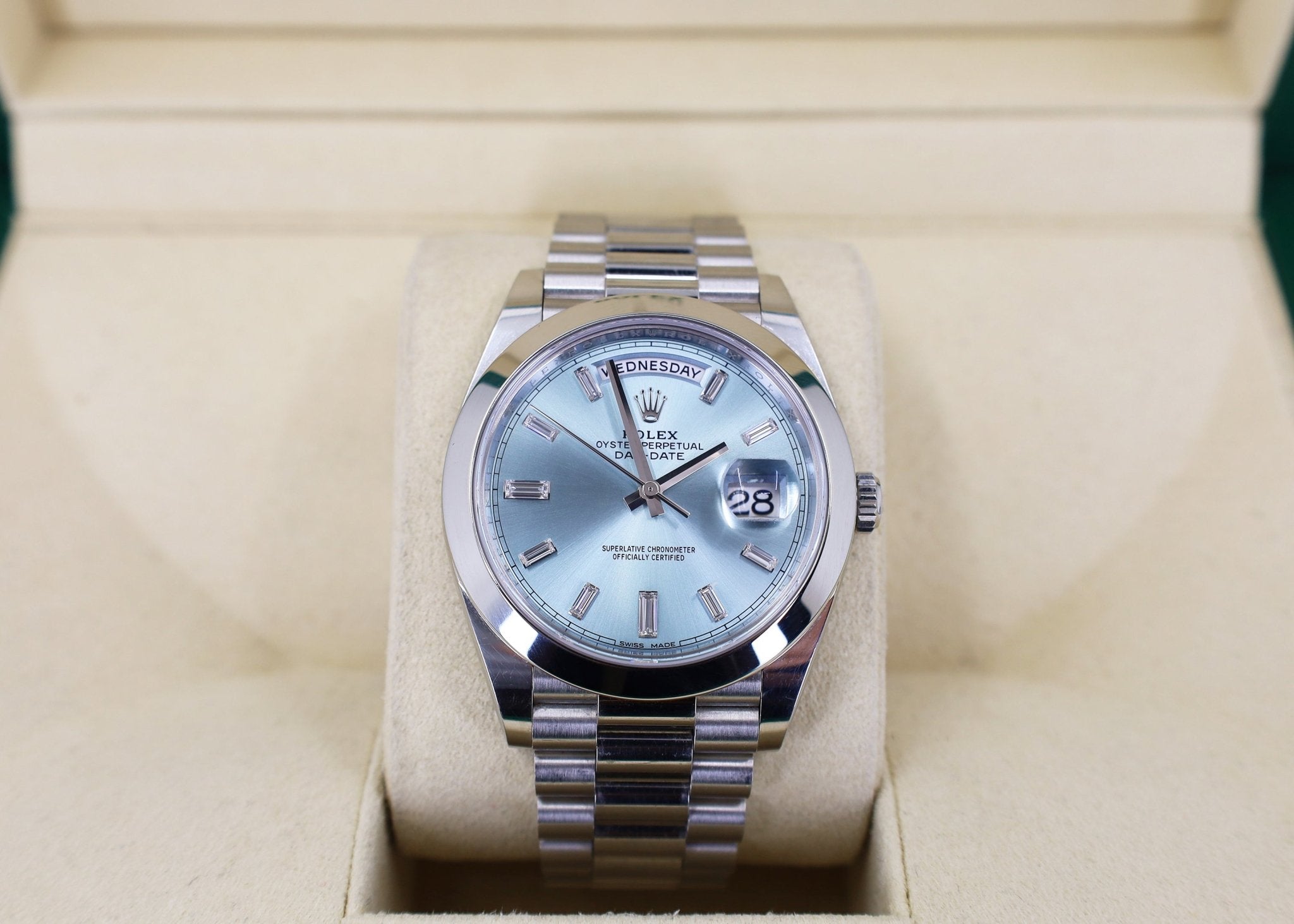 Privilegium Awakening Forkæle Rolex 950 Platinum Day-Date 40 Watch - Smooth Bezel - Ice Blue Baguett –  Luxury Time NYC