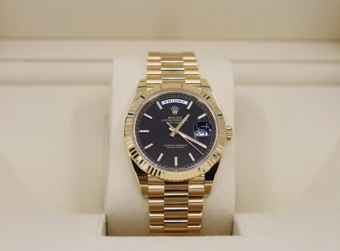 Day date 40 yellow gold black dial Outlet