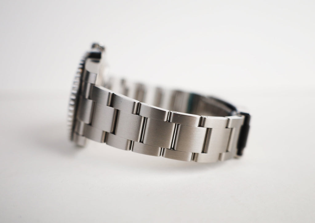 Should the clasp be in the middle of the bracelet? : r/rolex
